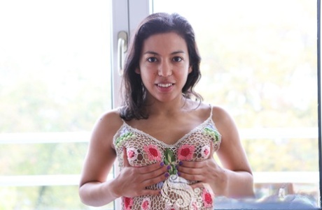 Latina primeriza Lina Bembe se desnuda antes de masturbarse ante una ventana