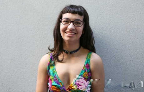 Geeky amateur wears a collar and glasses for her nude modelling debut
