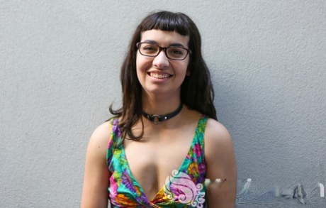 La aficionada friki se pone un collar y unas gafas para debutar como modelo desnuda