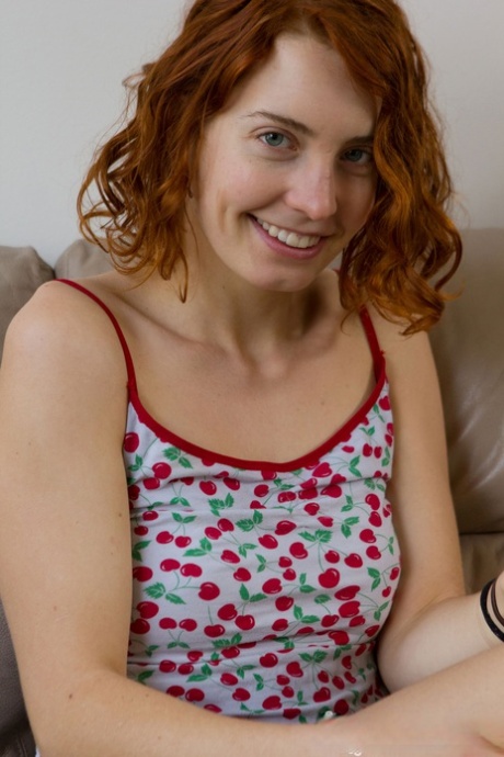 Den naturliga rödhåriga Kara Dashka leker med sin fitta under sin nakendebut