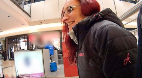 A jovem ruiva Laura paga a sua ida às compras com uma rodada de sexo POV