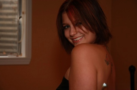 Amber Rose, amatoriale dai capelli rossi, si scopa la figa con un dito in cima al letto