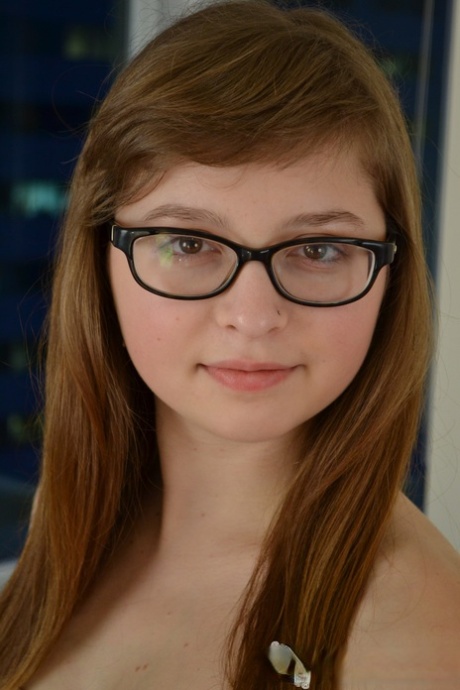 A adolescente Nerdy Lilah Demaray só usa óculos com os dedos excitados.