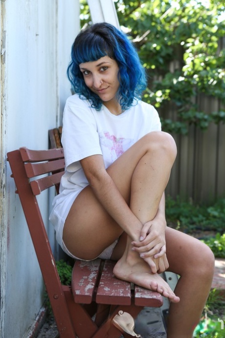 La chica amateur Jay Elle luce el pelo teñido mientras se masturba en un banco del patio trasero