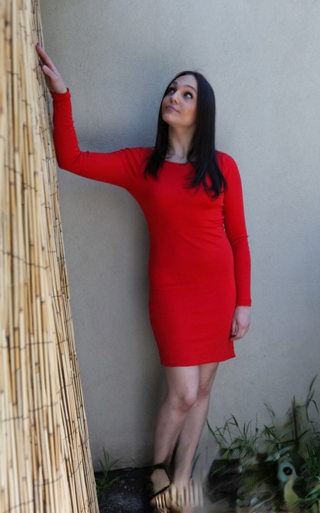 Amatören Anne Melbourne väljer bort röd klänning och gula kläder för att gå naken