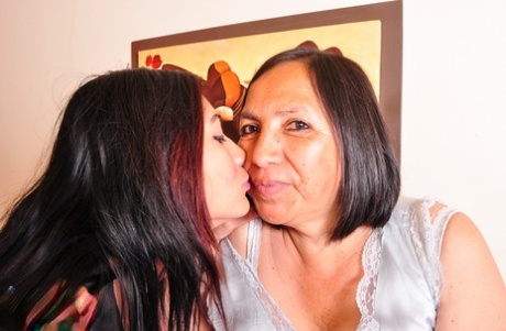 Hot latin bedstemor nyder sjov tid med teenager