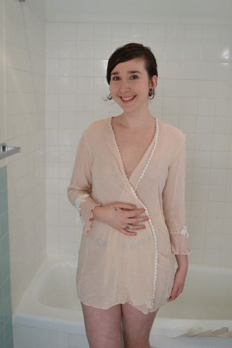 Bruneta amatérka obnažuje svůj velký zadek, když se připravuje na koupel