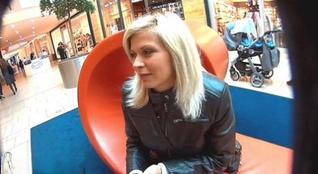 Den blonde teenager Sara dyrker POV-sex efter en shoppingtur i et indkøbscenter