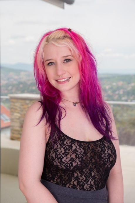 Stedfortreder Paige har farget hår mens hun onanerer før analsex finner sted