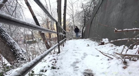 Esperansa prende un male necessario pisciare su innevato terra