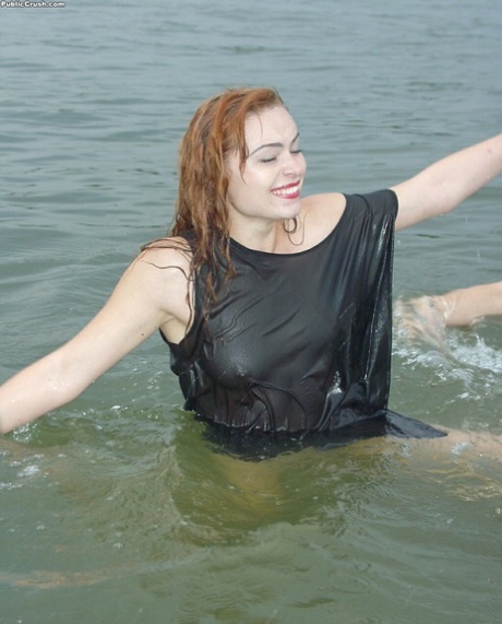 Девочки-подростки частично снимают мокрую одежду после купания в реке