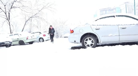 Lara Fox pinkelt während eines Schneesturms neben ein geparktes Fahrzeug