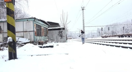 雪に覆われた地面で緊急に小便をする悩める少女エスペランサ