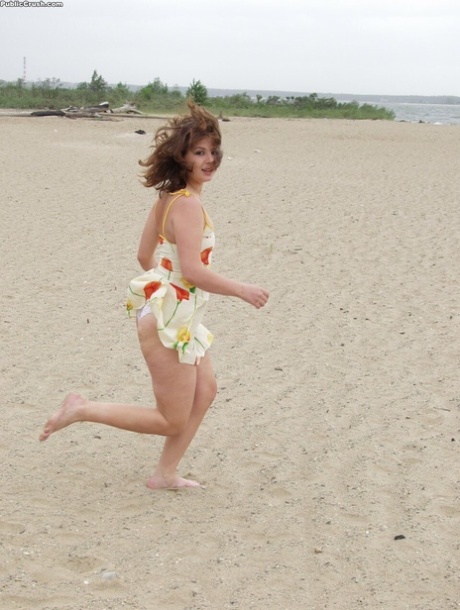 Una ragazza bianca si immerge nel surf dell