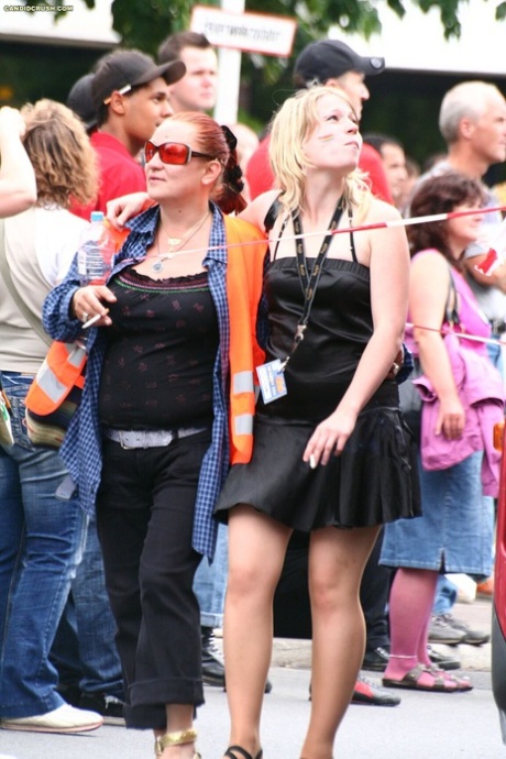 Ragazze adolescenti a una festa di strada vengono registrate di nascosto da un guardone pubblico