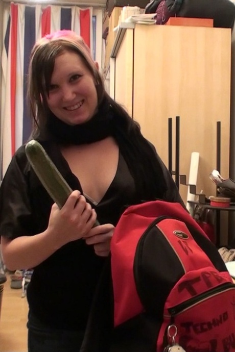 Mollige amateur Mausibutz scheert haar poesje voor seks met een man en een komkommer