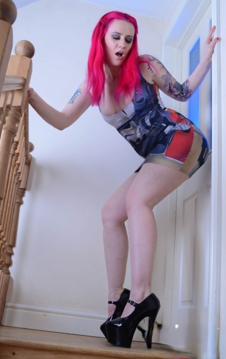 La fille tatouée aux cheveux roses Vellocet se masturbe avec un sex toy dans les escaliers