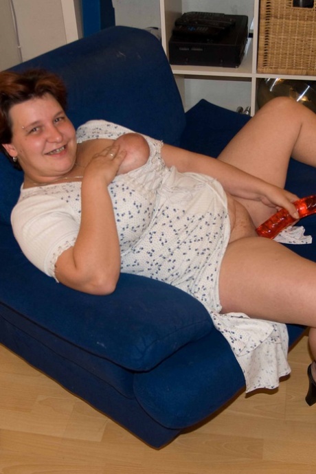 Beleibte Amateurin Renate Zug dildoisiert ihre reife Muschi während einer Solo-Aktion