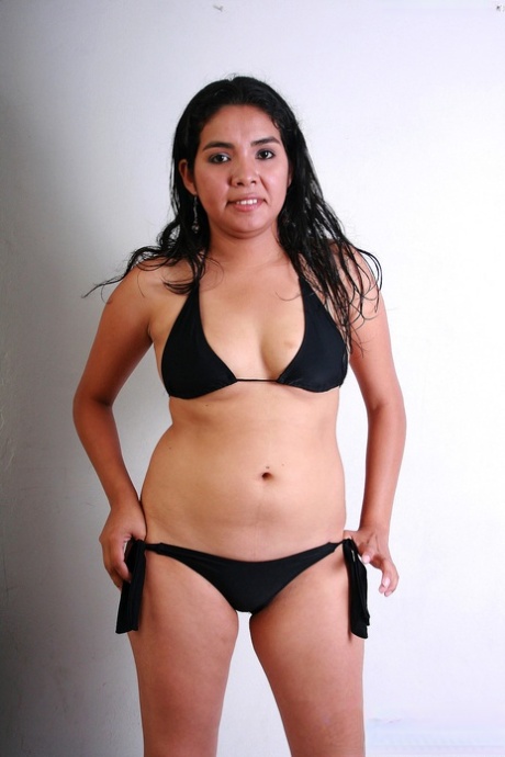 La teenager latina Lorena sfoggia un bikini nero durante un impegno in solitaria