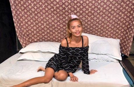 Bedårende asiatisk teenager Khay strækker sin fisse ud før et hårdt vaginalt knald