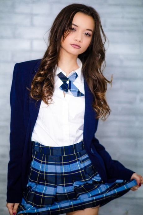 A pequena adolescente Alex De La Flor tira o uniforme escolar para posar nua de gravata e meias