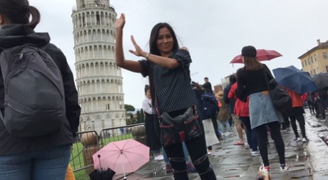 Schlanke asiatische Mutter Suzie Q trägt einen Creampie nach POV-Ficken auf roten Laken
