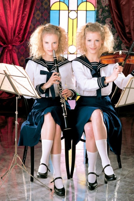 Die Zwillinge Judit und Zsuzsa erwarten offene Cumshots nach einem 3er mit einem Lehrer