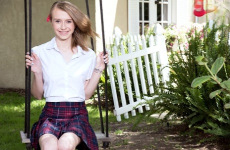 18-jarig meisje Kristy May toont haar lekkere kutje na het uittrekken van schoolkleren