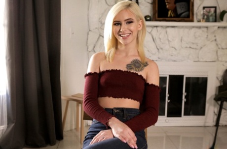 Skinny blonde Teen Kiara Cole hat Geschlechtsverkehr mit ihrem Stiefbruder