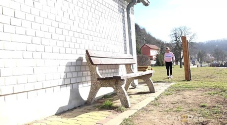 La solitaire Naomi Bennet pisse sur un banc public en pleine journée.