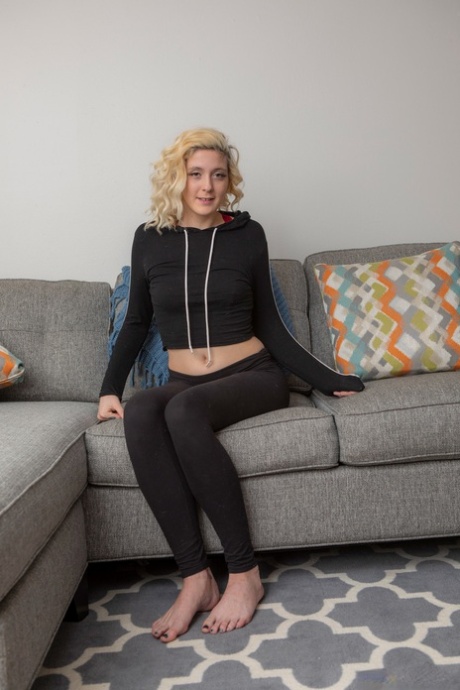 Amateurin mit lockigem blondem Haar Sydney Moon zeigt ihren schönen Arsch in ihrem Nackt-Debüt