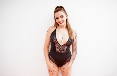 La adolescente tatuada Lara Duro luce una coleta durante el sexo en una cama