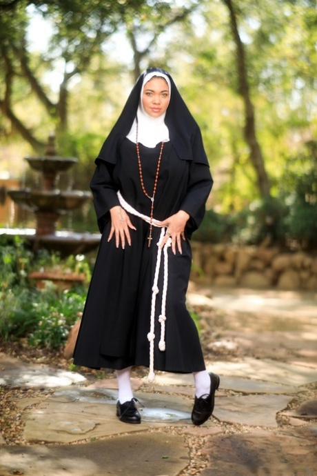 Dicke Nonne entblößt ihre großen Naturen, bevor sie ihren Arsch und ihre Fotze im Hof zeigt
