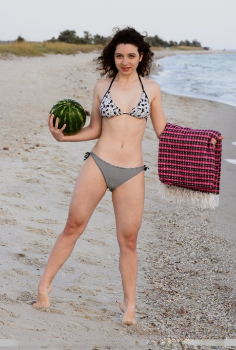 La teenager solitaria Yennefer si toglie il bikini per mangiare un