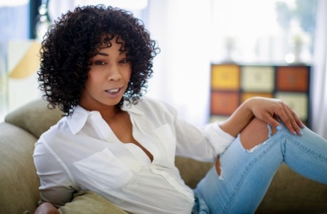 La belle Misty Stone se dénude totalement sur une chaise longue