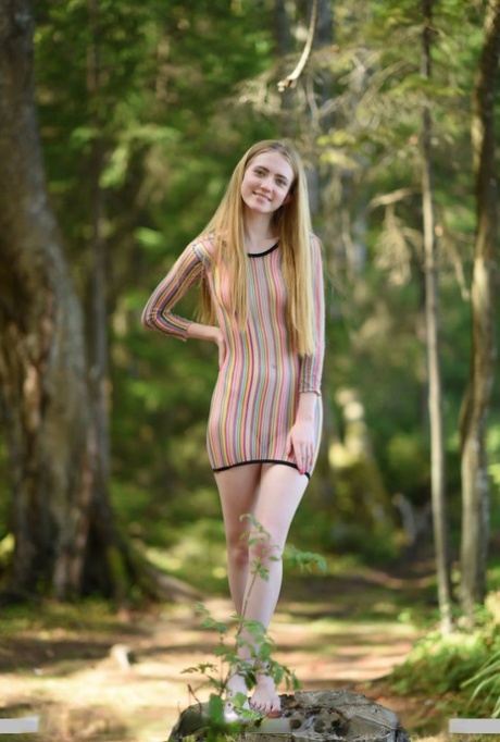 Kavkazská teenagerka Lena Flora si svléká sexy šaty a nahá pózuje na pařezu