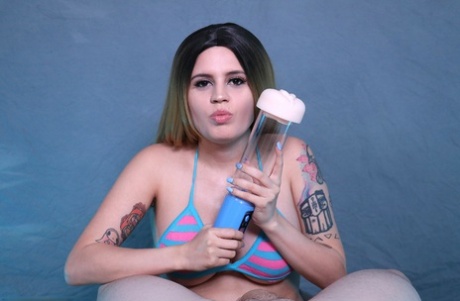 La latina Raquel Roper se da placer con una polla dura con una bomba de pene