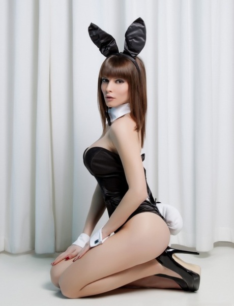 Solomodellen Victoria Ananieva poserer nøgent for Playboy i midten af bogen