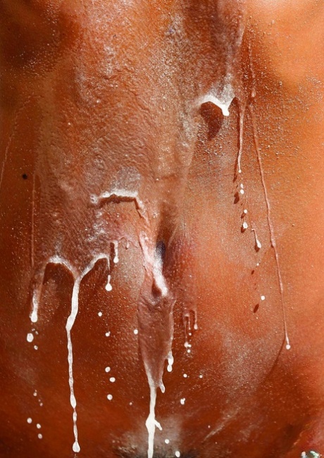 Solomodell Marisa Papen zeigt tolle Nackt-Posen auf kalkhaltigem Boden