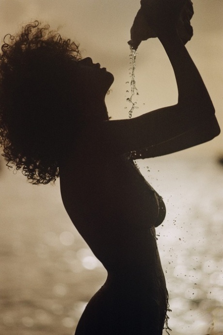 Ebony-modellen Nereyda Bird poserer på stranden for Playboy.