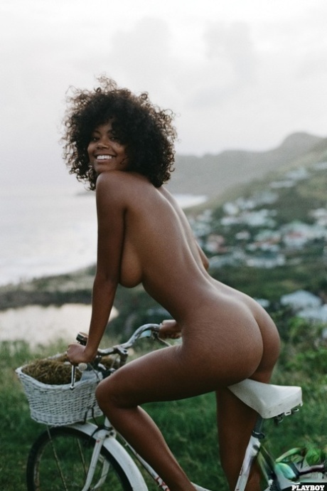 Ebony model Nereyda Bird poseert heet op het strand voor Playboy
