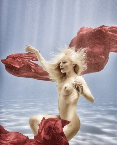 La bionda Amber Bassick affonda nel fondo di una piscina per un servizio di nudo per Playboy