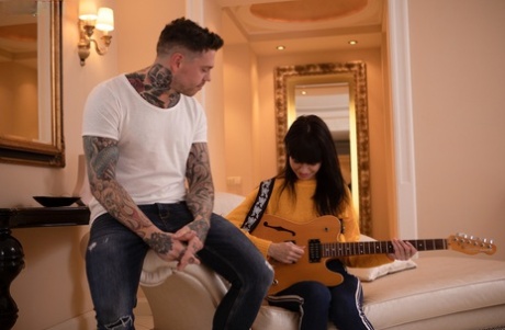 Брюнетка MILF Саша Колибри вступает в половую связь со своим учителем игры на гитаре