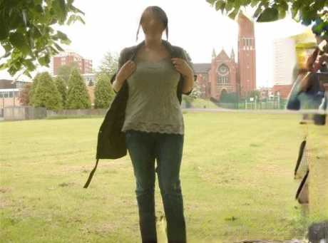Una donna britannica di alto spessore si spoglia in un parco all