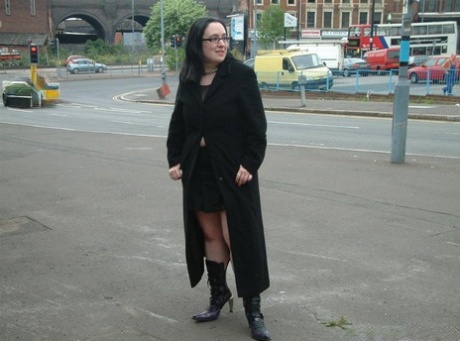 A mulher de cabelo escuro passeia em público com um top transparente