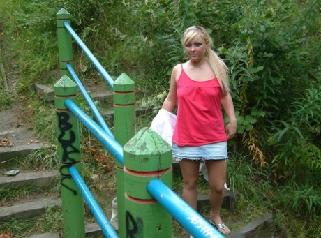 Une femme britannique en surpoids aux cheveux blonds se dénude sur un sentier de randonnée populaire