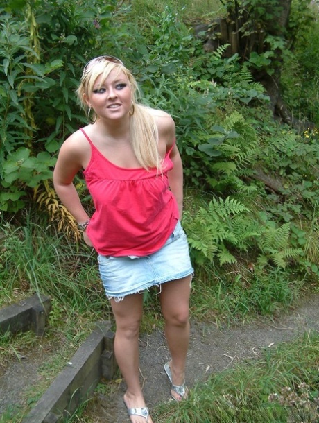 Britse vrouw met overgewicht en blond haar stript naakt op een populaire wandelroute