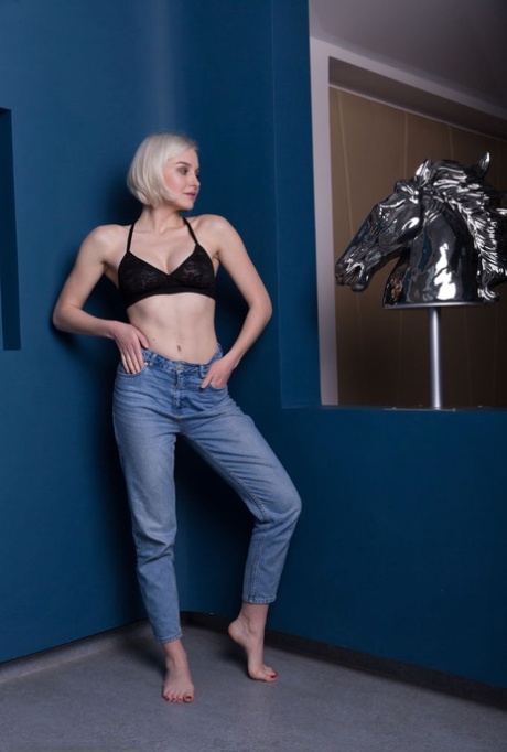 Die junge Blondine Natalie P zieht ihren BH und ihre Jeans aus, um nackt zu modeln