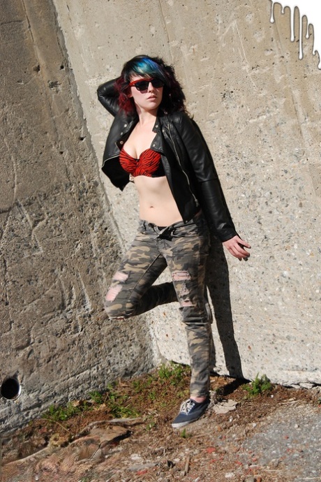 Punkmädchen Sabrina Squirts zieht ihre Tarnhose herunter und trägt eine Sonnenbrille