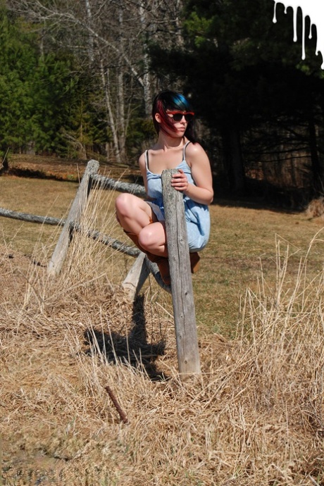Buclatá teenagerka Sabrina Squirts vystavuje svůj velký zadek přes rustikální plot